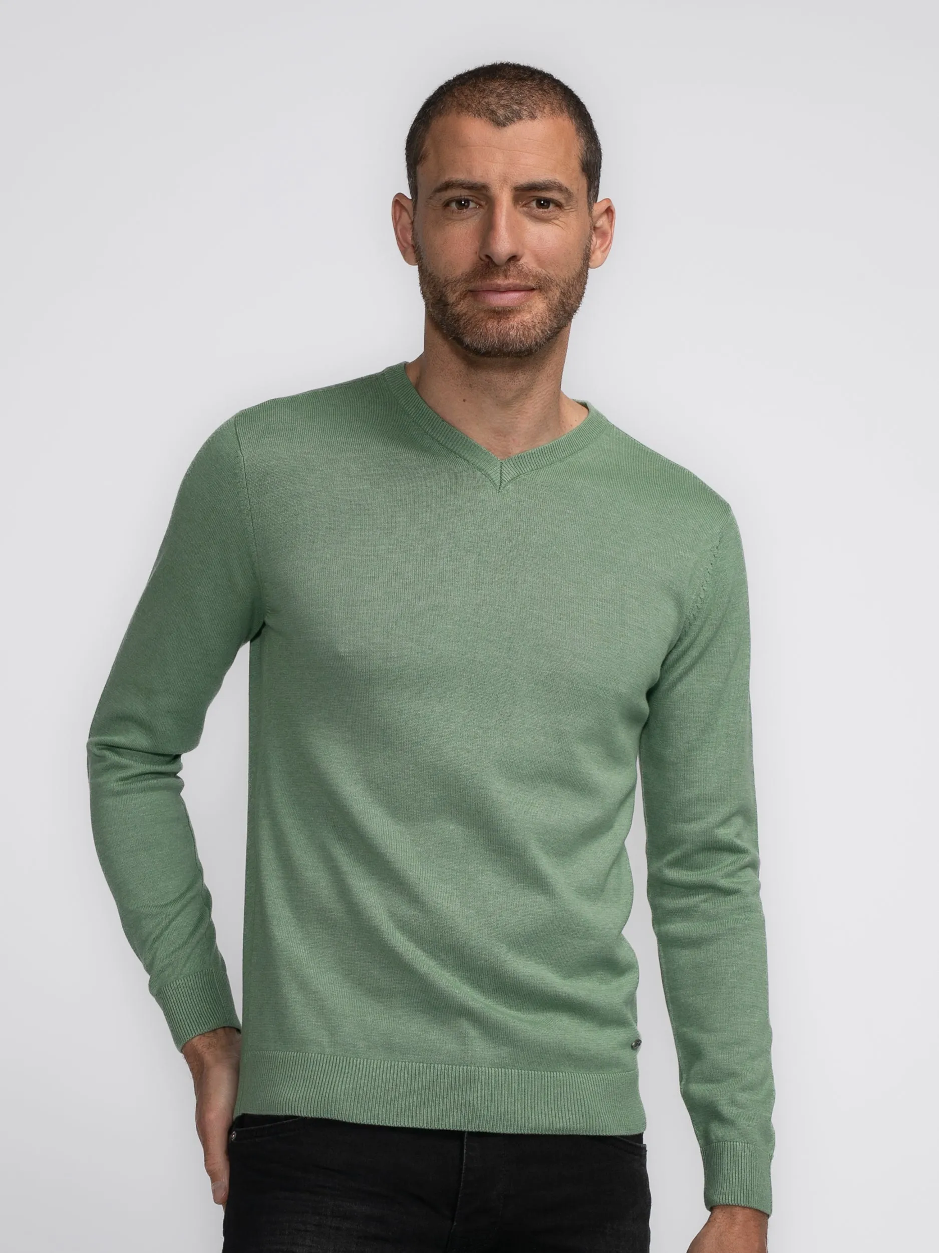 Fine-knit V-neck Sweater Atka