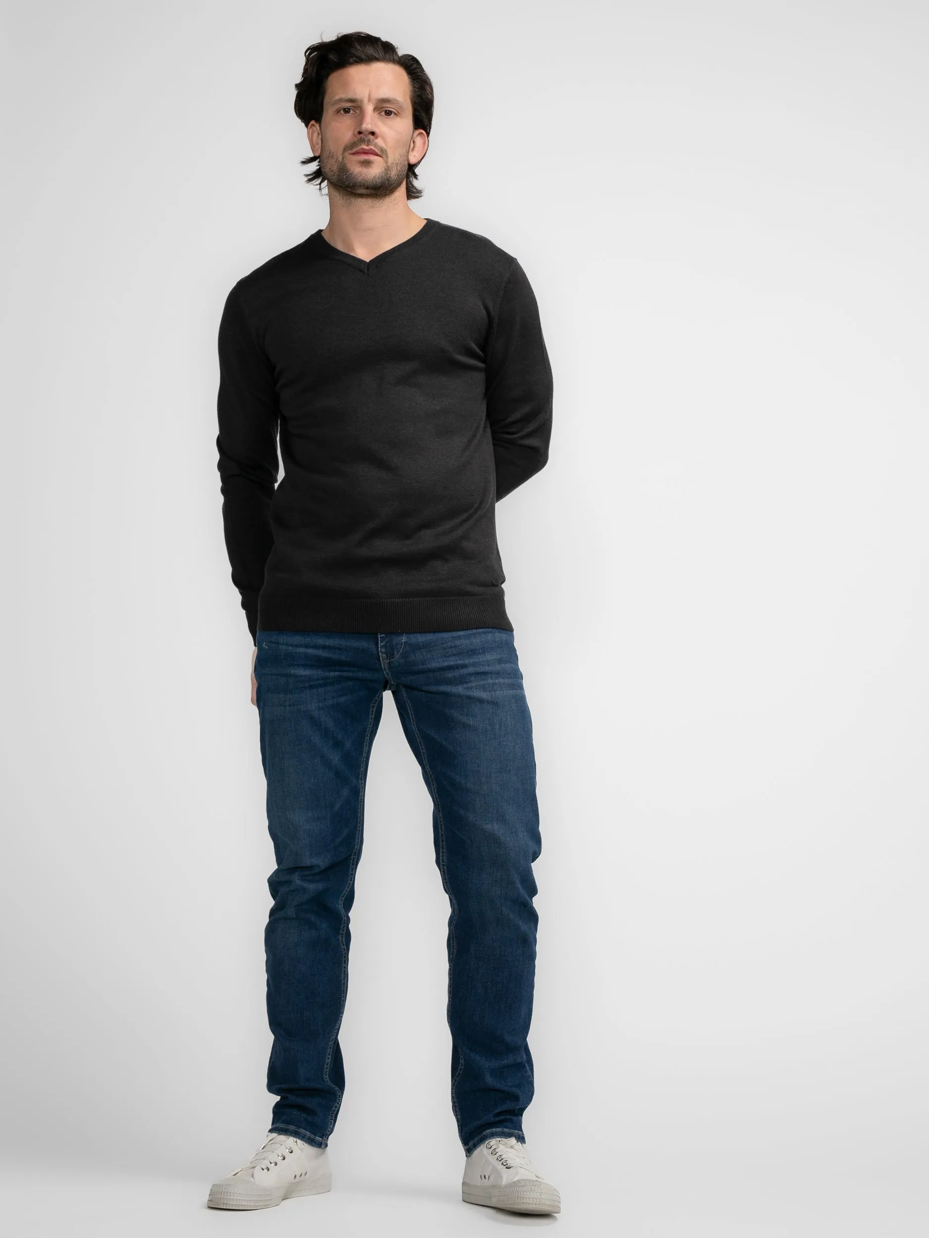 Fine-knit V-neck Sweater Atka