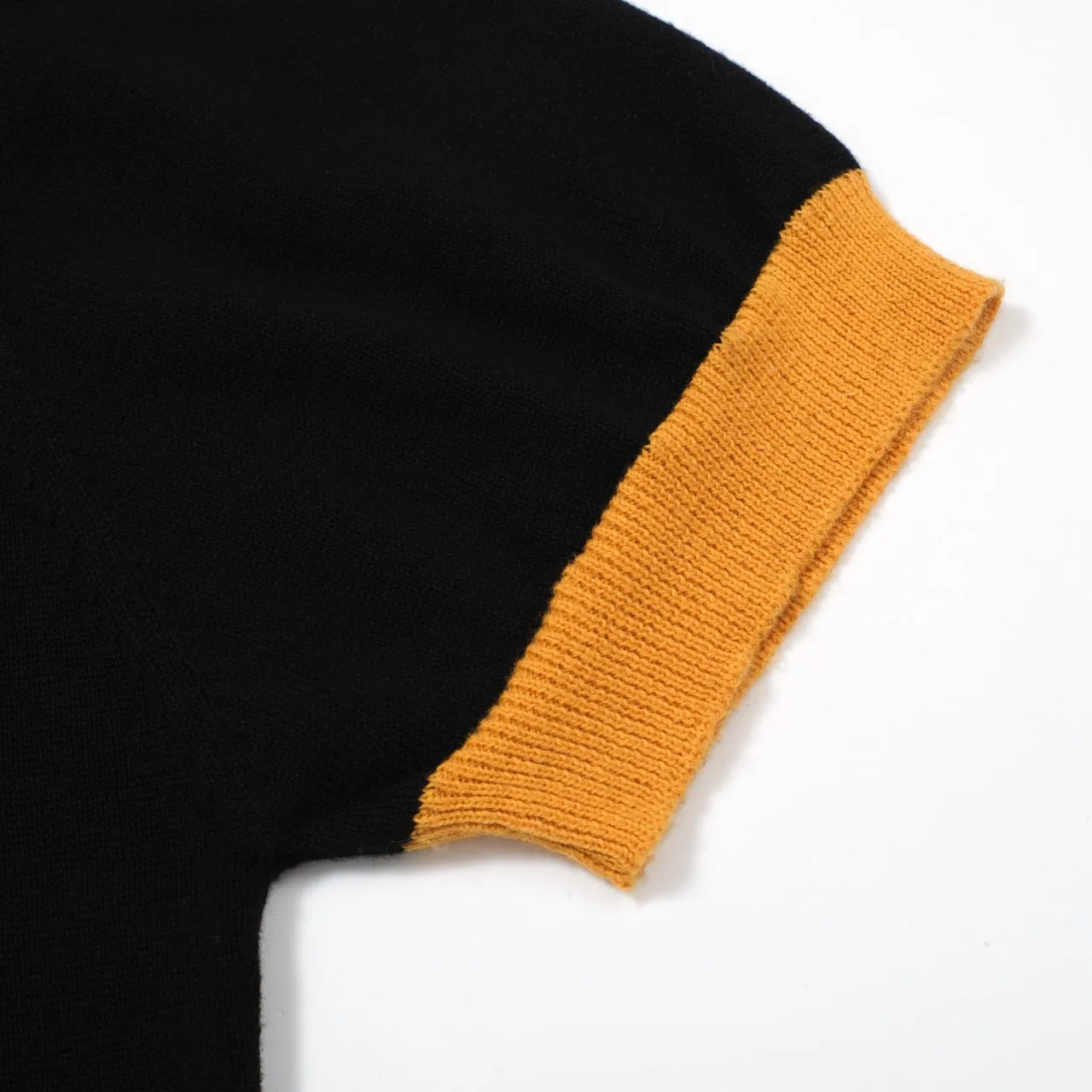 Women Yellow Pigeon Knitted Black Short Sleeves Knitwear